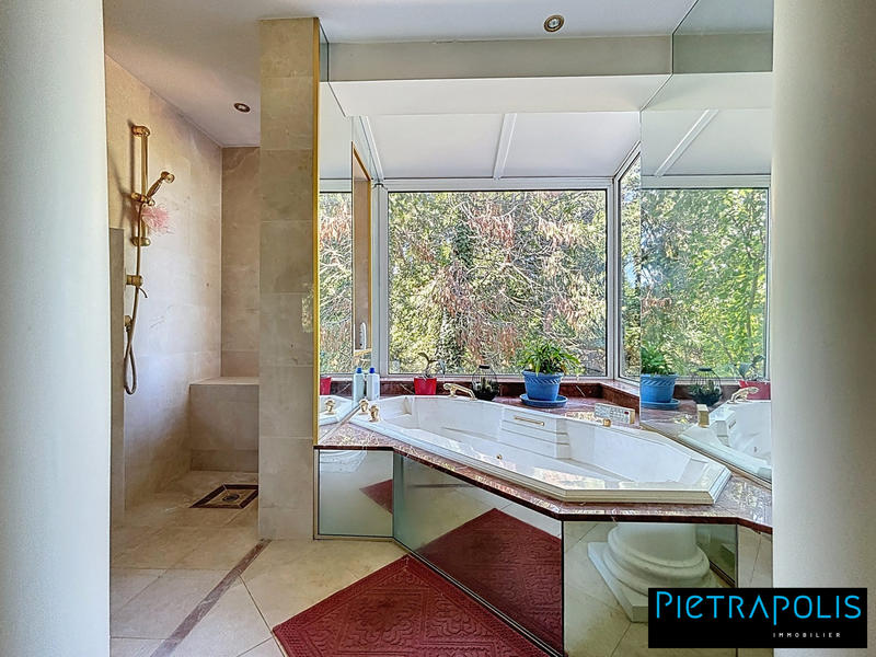 Maison - 278 m² - 9 pièces