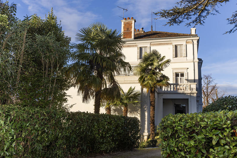 Propriété - 900 m² - 15 pièces