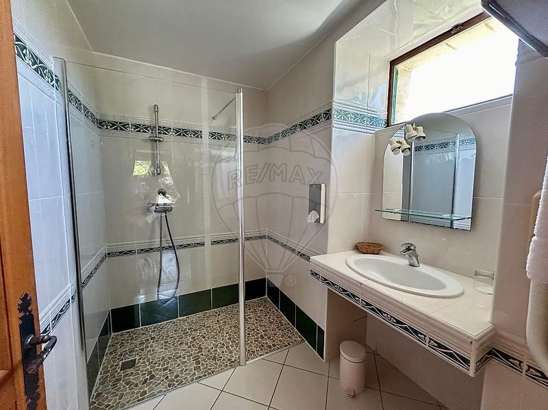 Hôtellerie / Restauration - 1 300 m² - 17 pièces