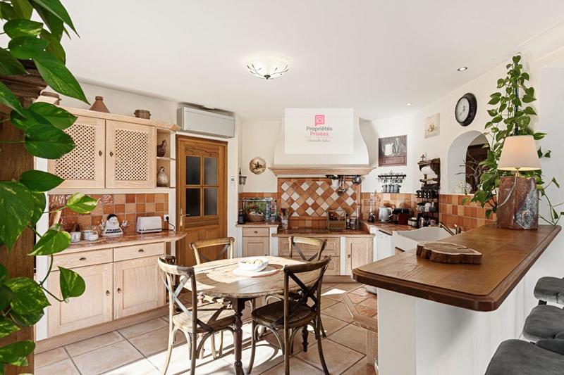 Maison - 275 m² - 8 pièces