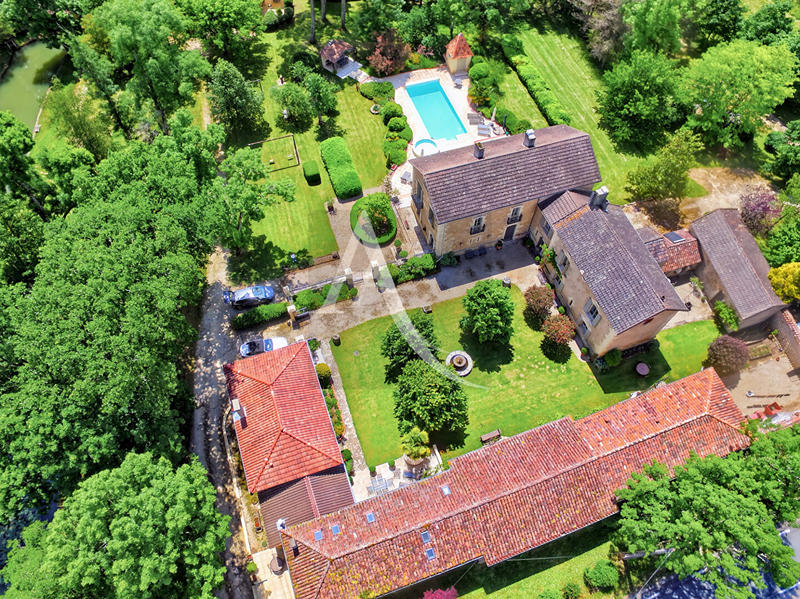 Demeure - 717 m² - 27 pièces