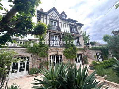 Maison - 220 m² - 7 pièces