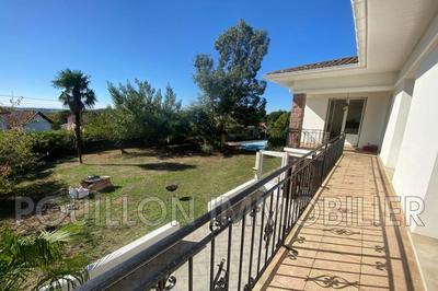 Maison - 210 m² - 8 pièces