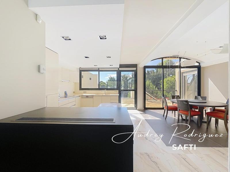 Maison - 217 m² - 6 pièces