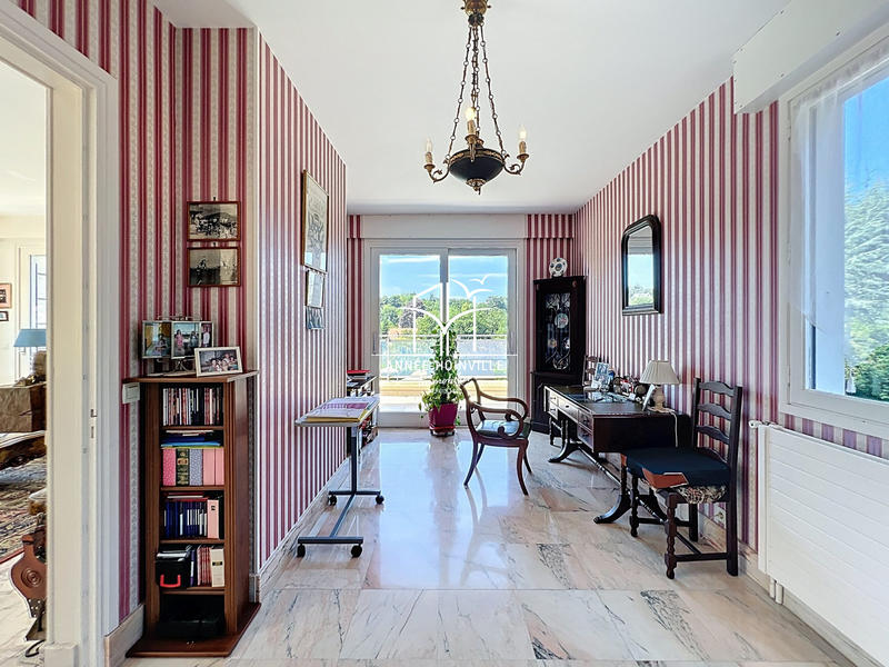 Villa - 266 m² - 8 pièces