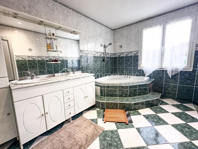 Maison traditionnelle - 183 m² - 8 pièces