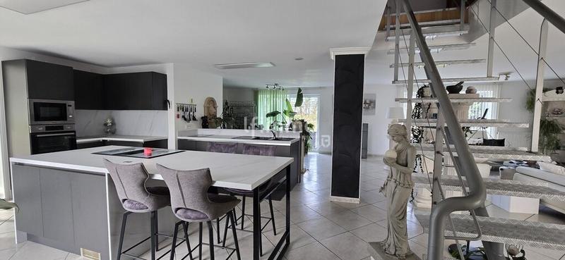 Maison - 232 m² - 6 pièces