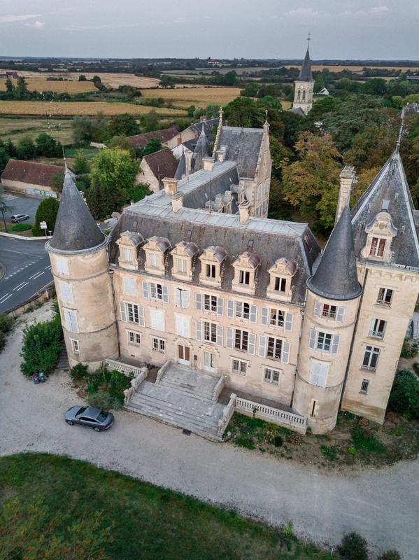 Château - 4 200 m² - 72 pièces