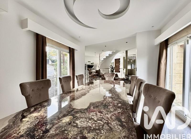 Maison - 361 m² - 10 pièces