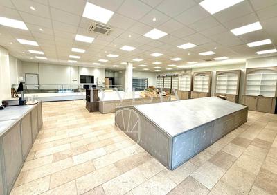 Local commercial - 203 m² - 2 pièces