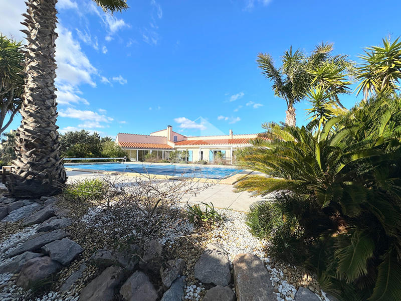 Maison - 270 m² - 9 pièces