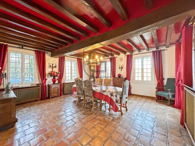 Maison - 225 m² - 8 pièces