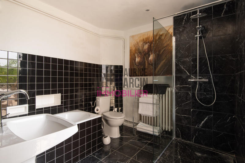 Maison - 330 m² - 14 pièces