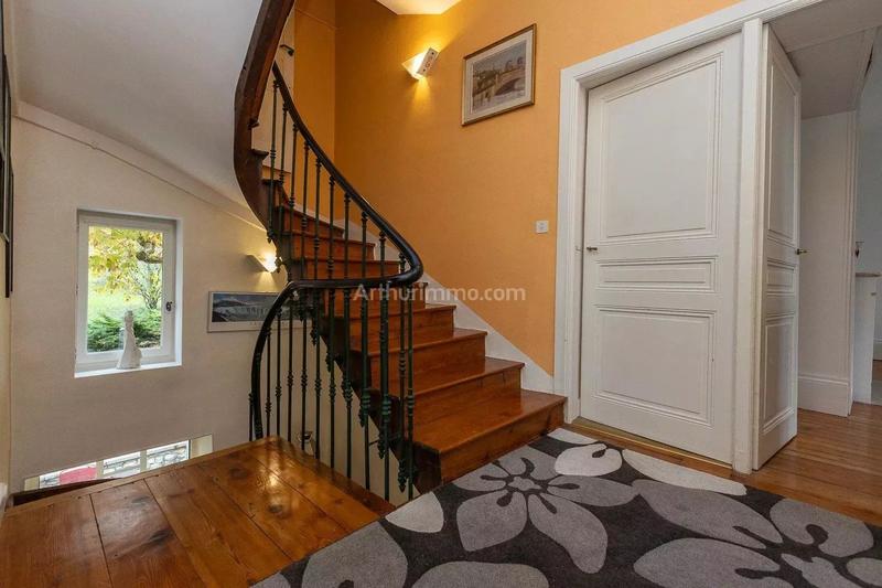 Maison - 241 m² - 10 pièces