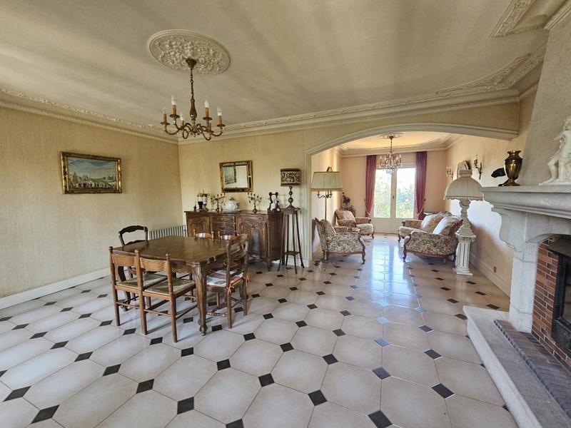 Maison - 238 m² - 9 pièces