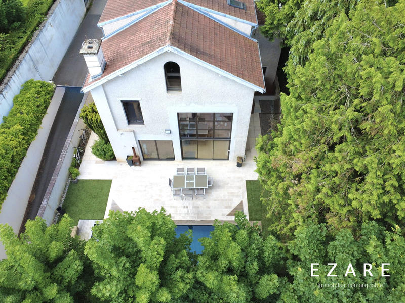 Maison - 249 m² - 8 pièces