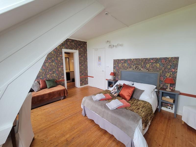 Maison - 1 700 m² - 75 pièces