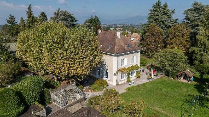 Maison - 241 m² - 10 pièces