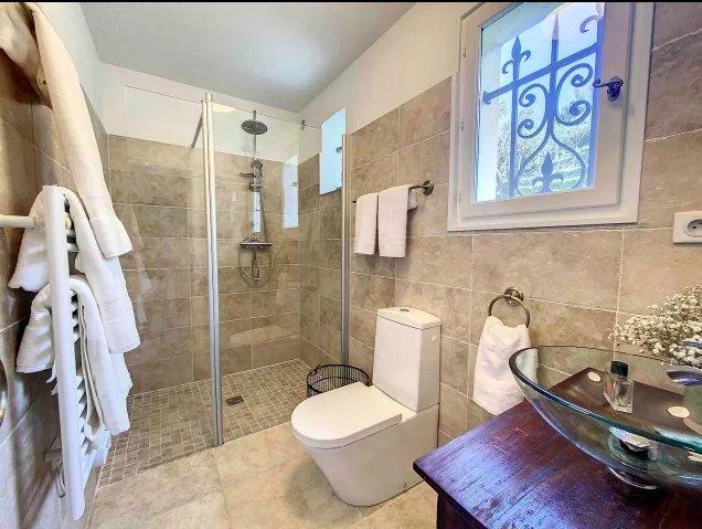 Propriété - 250 m² - 8 pièces