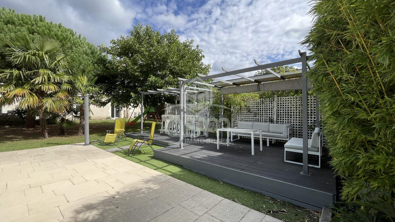 Maison - 383 m² - 13 pièces