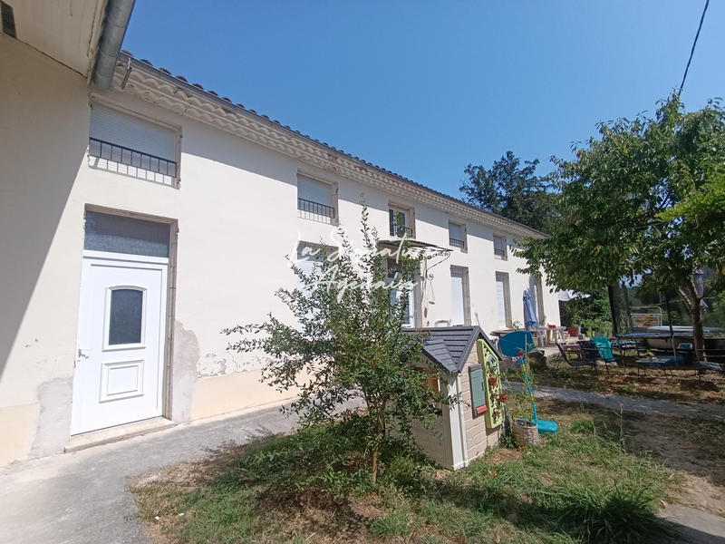 Propriété - 953 m² - 40 pièces