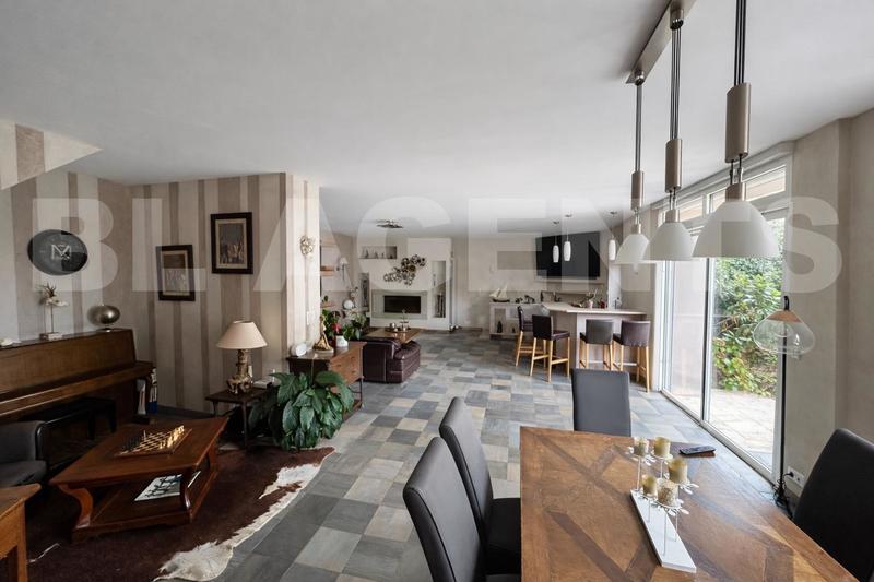 Maison - 240 m² - 8 pièces