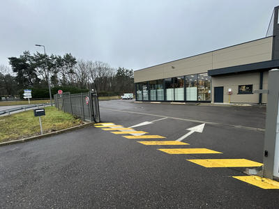 Local commercial - 1 049 m²