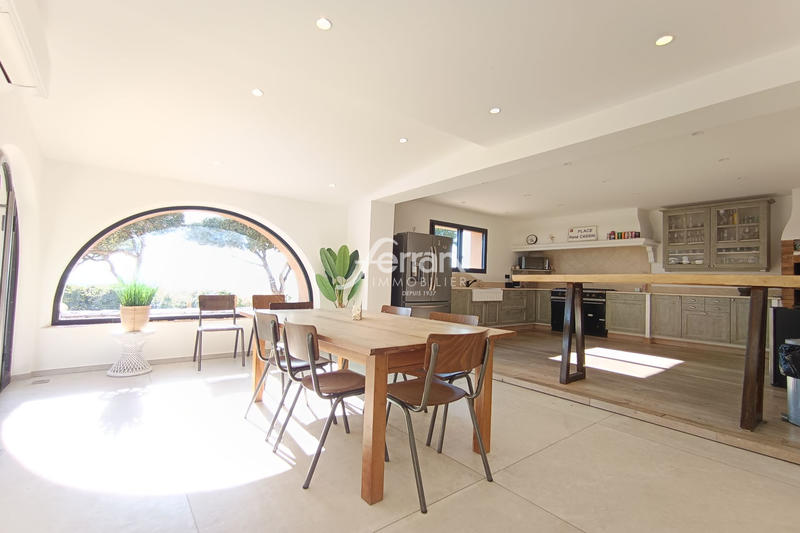 Maison - 262 m² - 6 pièces