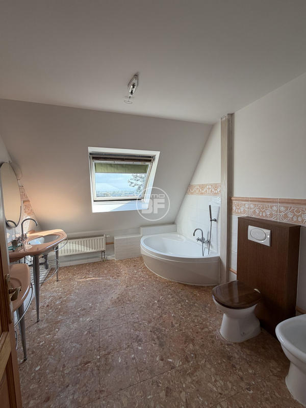 Maison - 211 m² - 8 pièces