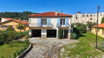 Maison - 220 m² - 5 pièces