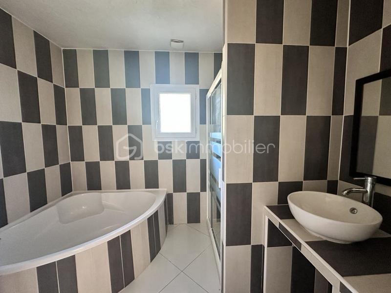 Propriété - 107 m² - 6 pièces