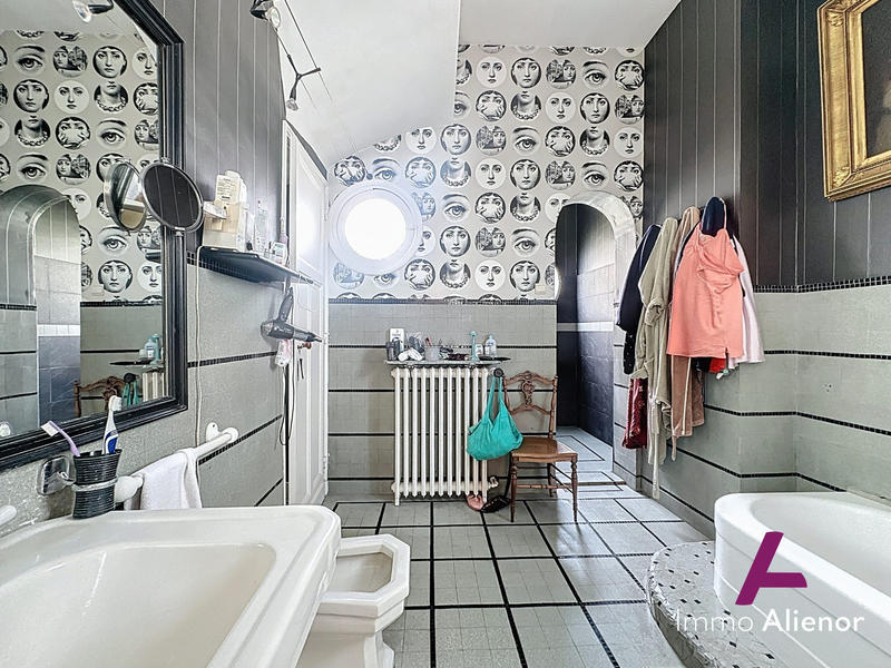 Maison - 221 m² - 8 pièces