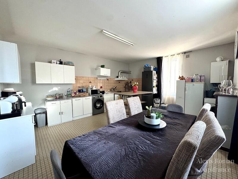 Propriété - 1 085 m² - 9 pièces