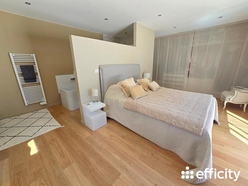 Maison - 232 m² - 7 pièces