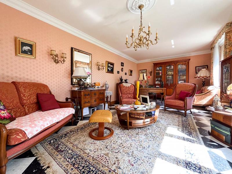 Maison - 254 m² - 11 pièces