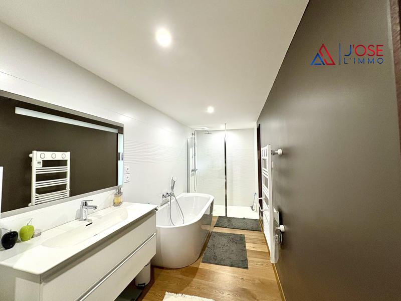 Maison - 228 m² - 7 pièces