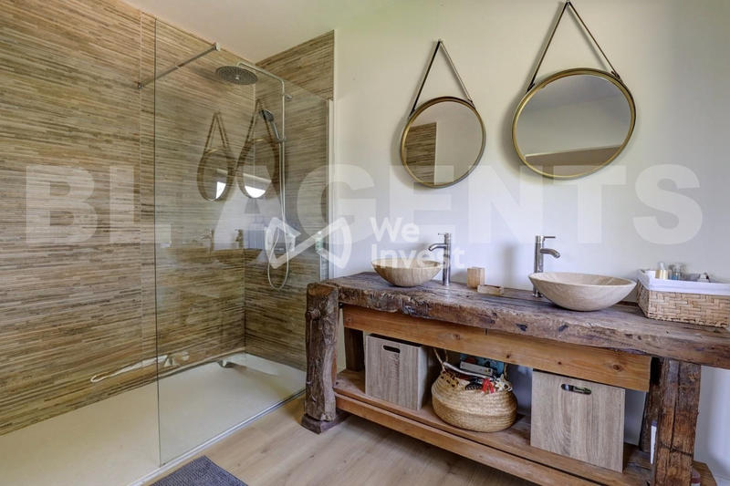 Maison - 333 m² - 10 pièces