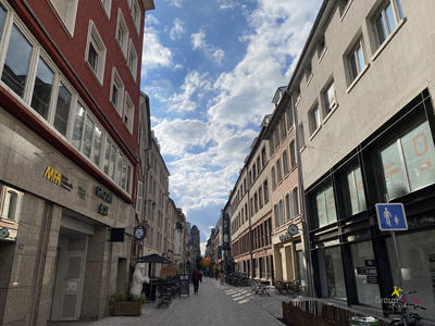 Local d'activités - 124 m² - 7 pièces