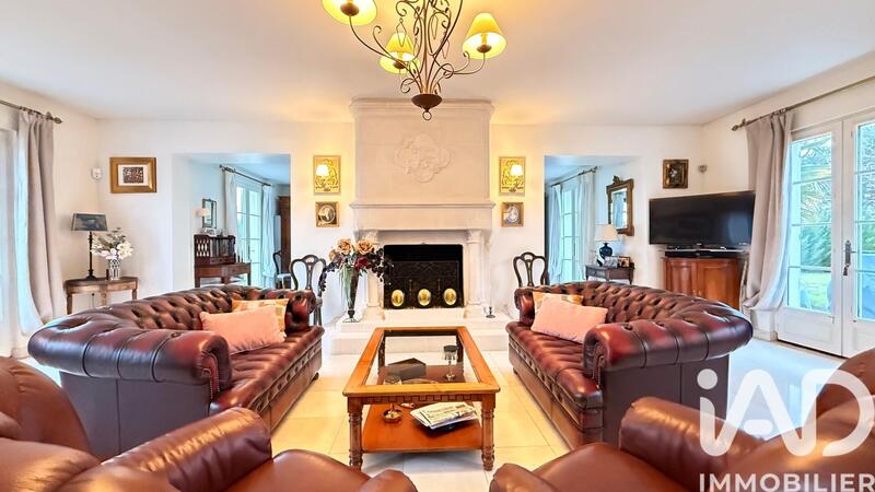 Maison - 222 m² - 8 pièces