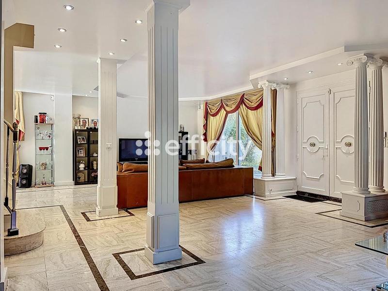 Maison - 240 m² - 7 pièces