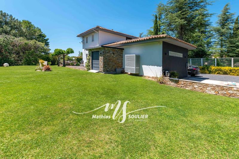 Maison - 300 m² - 8 pièces