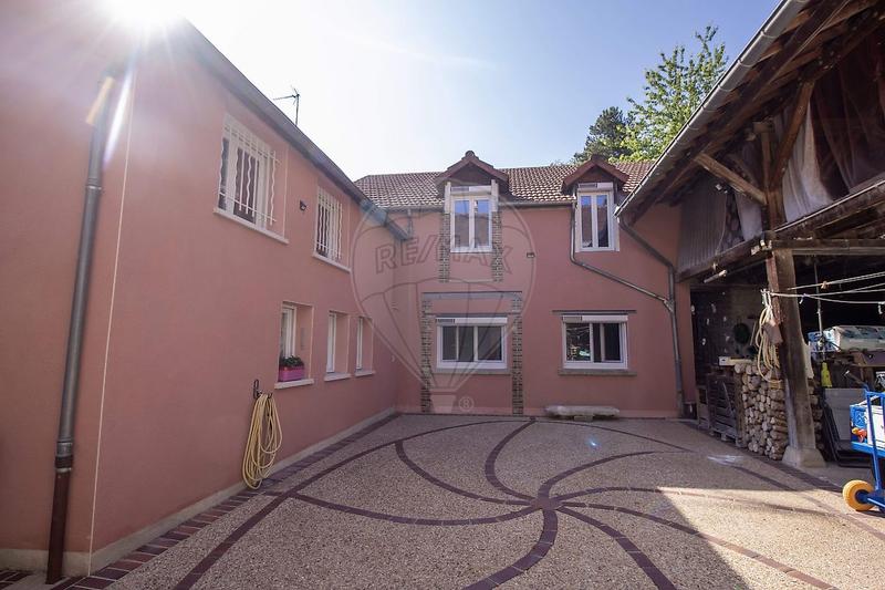 Propriété - 235 m² - 11 pièces