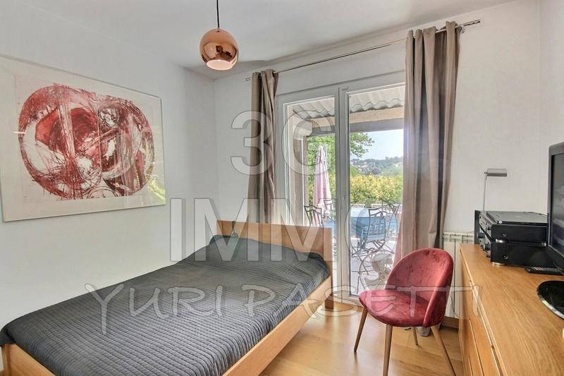 Villa - 1 365 m² - 5 pièces