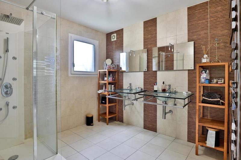 Maison - 220 m² - 5 pièces