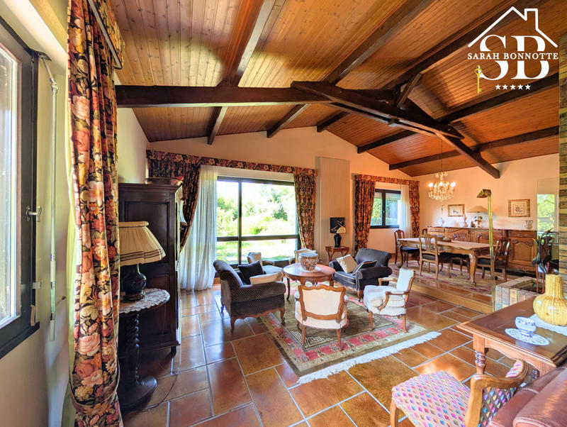 Maison - 334 m² - 10 pièces