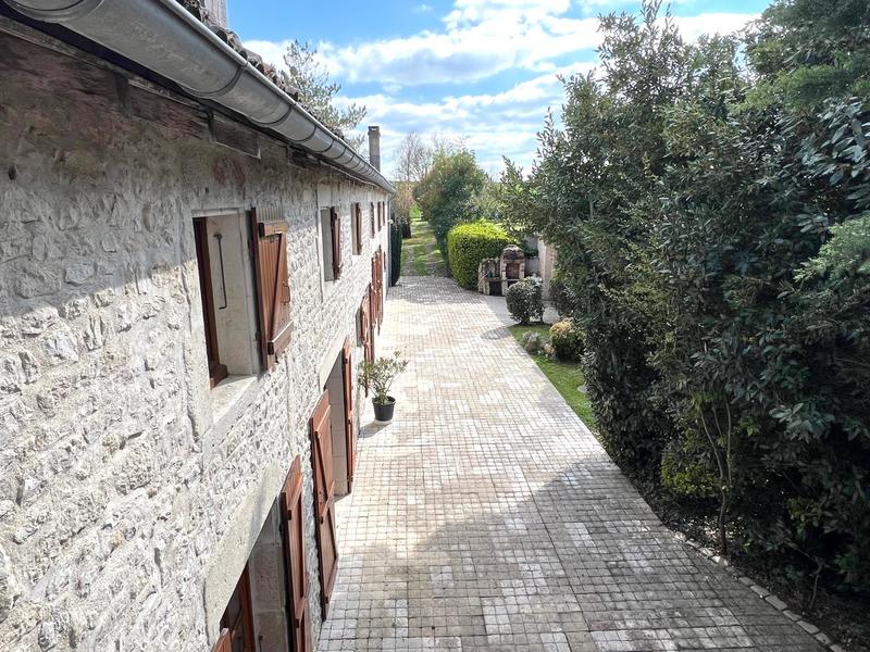 Maison - 250 m² - 7 pièces