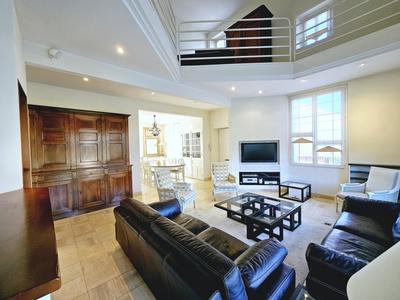 Maison - 200 m² - 8 pièces