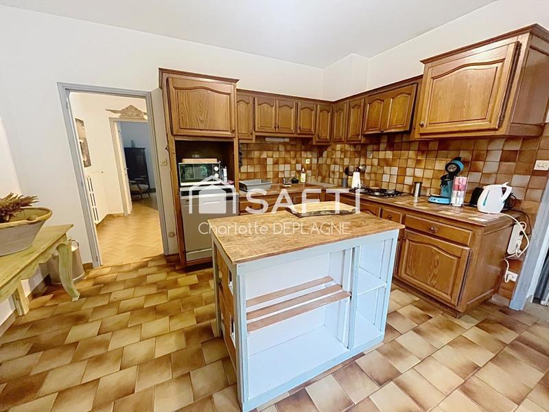 Maison - 230 m² - 8 pièces