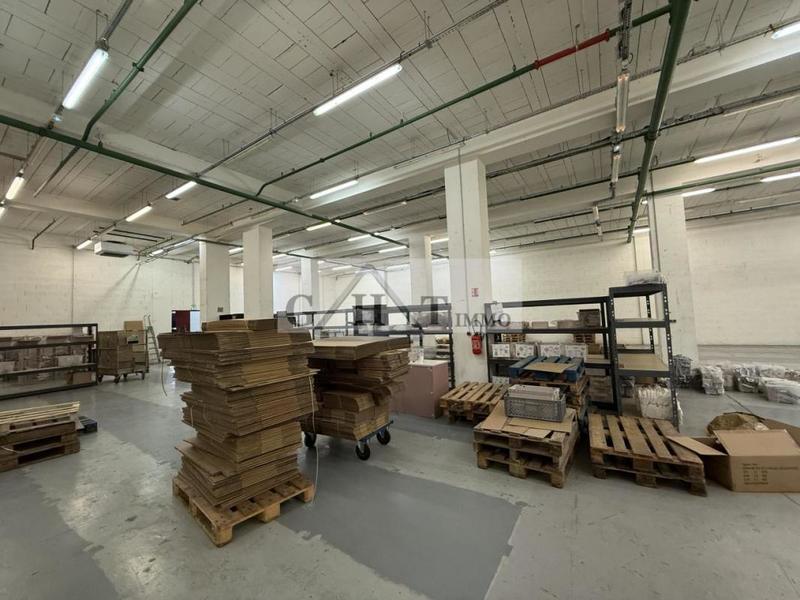 Entrepôt - 744 m²