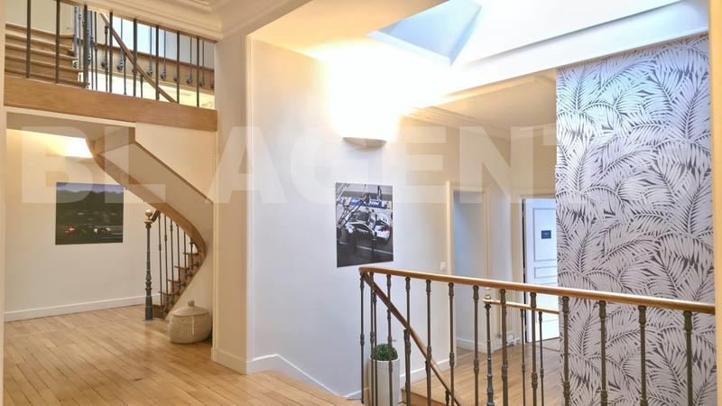 Maison - 570 m² - 13 pièces